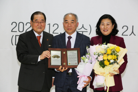 이종찬(왼쪽부터) 우당이회영선생교육문화재단 이사장과 이호택 (사)피난처 대표, 조명숙 여명학교 교장이 우당상 시상식에서 사진을 찍고 있다.  우당이회영선생교육문화재단 제공